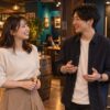 ダーツバーでゲームの合間に会話を楽しむ成人の男女