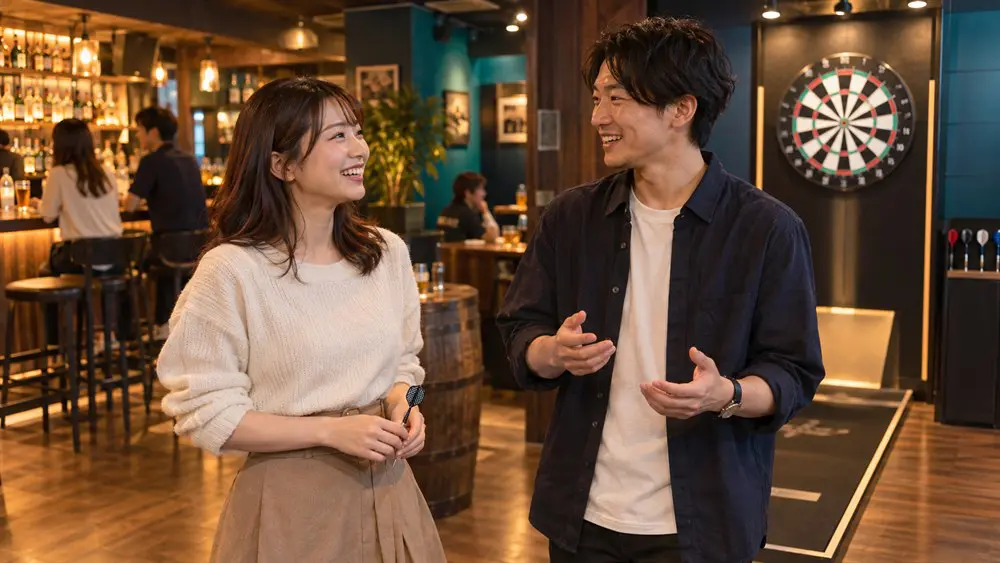 ダーツバーでゲームの合間に会話を楽しむ成人の男女