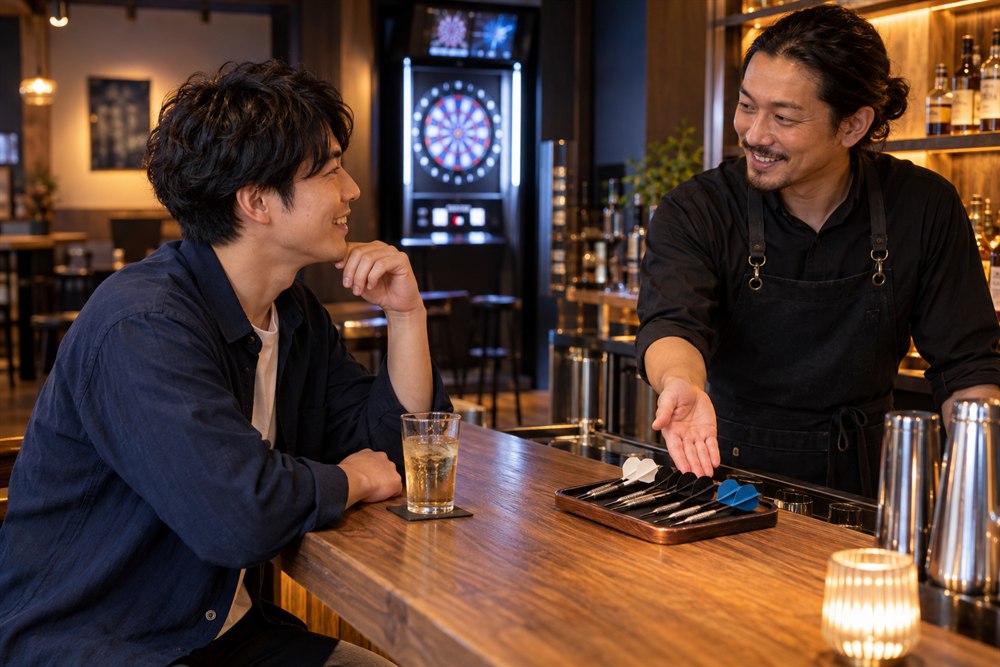 一人で来店した初心者がスタッフに貸しダーツを案内してもらうイメージ