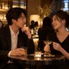 交流型のバーで会話を楽しむ大人の男女のイメージ